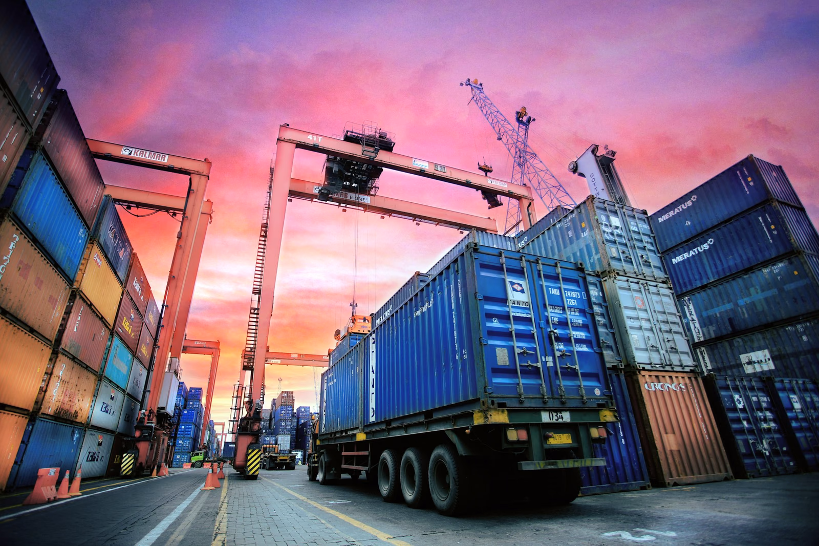 Container vessel and port quay cranes